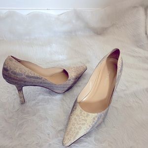 8.5M Ellen Tracy Snake Print Pumps
